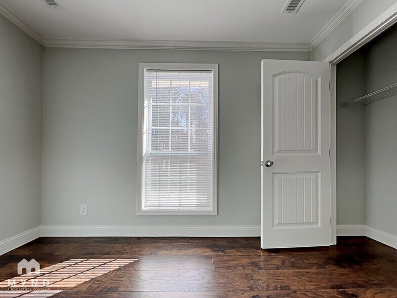 Building Photo - 4811 McAlpine Ln