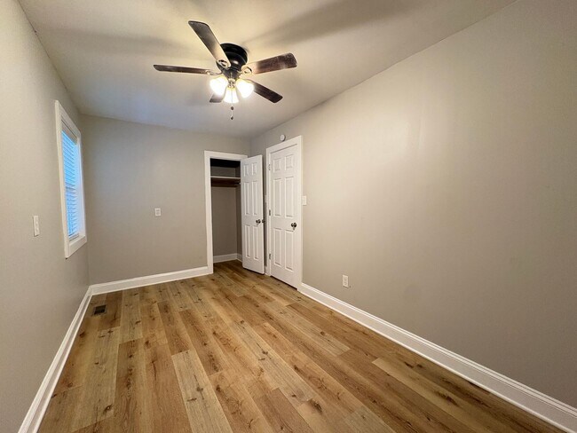 Building Photo - 2 Bedroom, 1 Bathroom House in Greensboro!