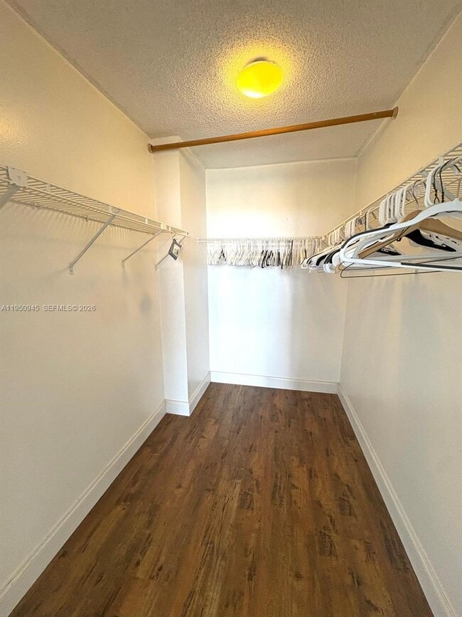 Building Photo - 1000 Parkview Dr