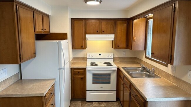 Building Photo - 2 bedroom ground level apartment
