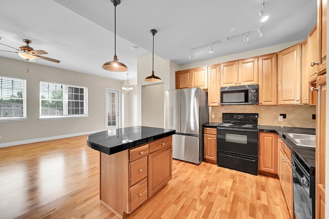 Building Photo - $2,045.00, 2-bed, 2-bath, located in Denve...