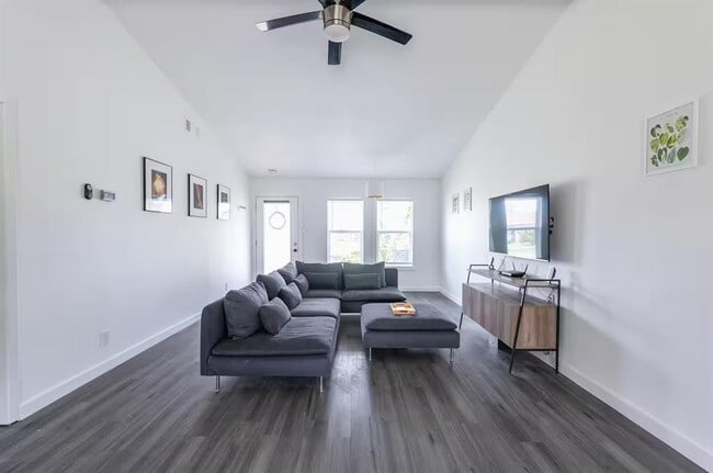 Building Photo - 9715 Dallum Dr