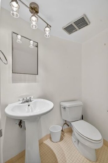 Building Photo - 1000 Lowry St