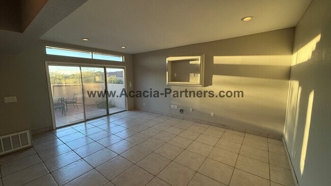 Building Photo - Three Bedroom Townhome