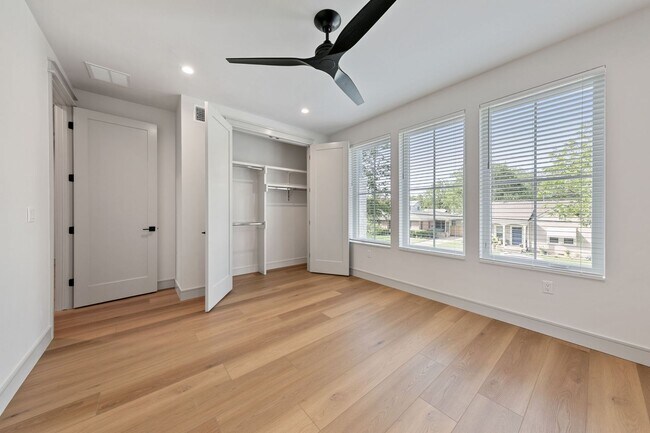 Building Photo - 917 E 37th St