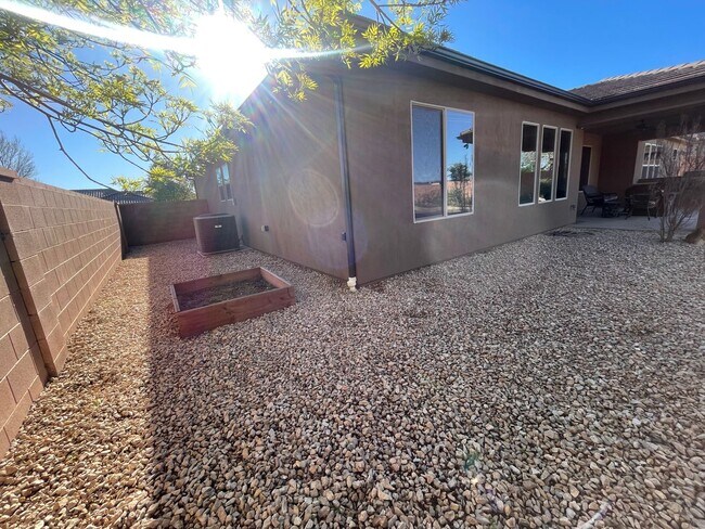 Building Photo - Beautiful Bridal Gate Estates - FIVE CAR GARAGE!!