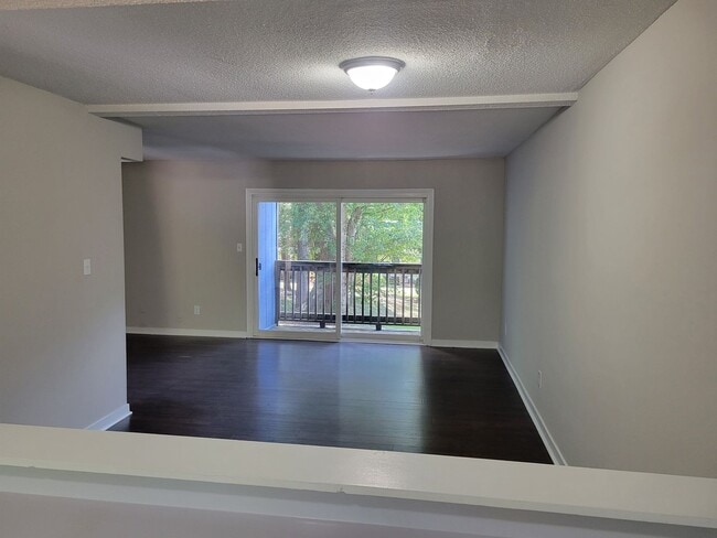 Building Photo - Charming Townhouse Minutes from North Hills