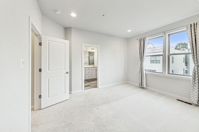 Building Photo - Contemporary 4 bedroom, 3.5 bath Open Concept Townhome!