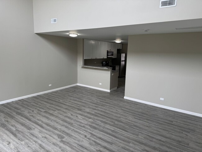 Building Photo - 1725 W Chrysler Dr