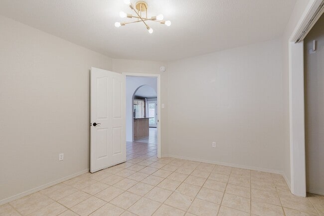 Building Photo - MOVE IN SPECIAL: $500 off the First Month ...