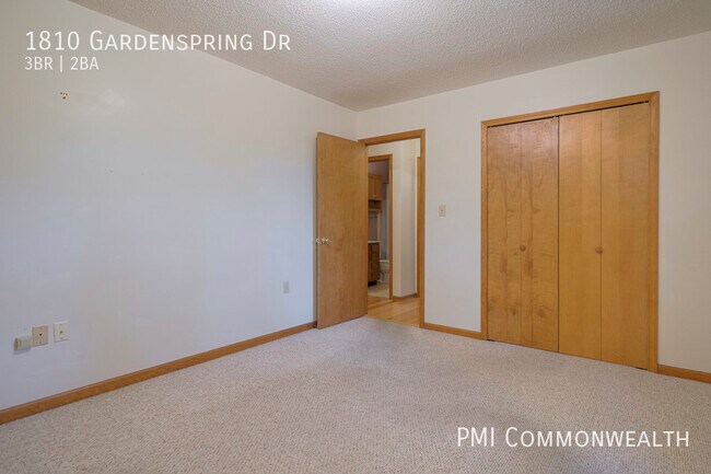 Building Photo - 3 Bed / 2 Bath Single Family (Available 7/...
