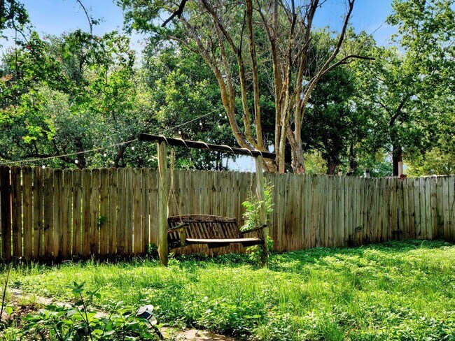 Building Photo - 7011 Whispering Oaks Dr