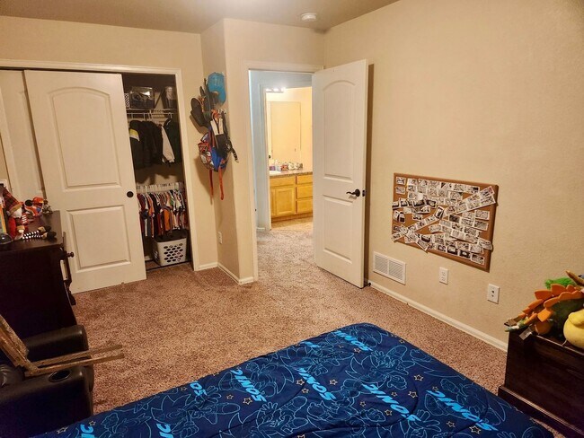 Building Photo - Gorgeous 3 bed/2.5 bath home with 3-CAR TANDEM GARAGE in Painted Sky