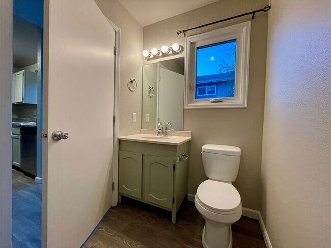Building Photo - 3 Bed 2 Bath Townhouse, newly renovated!