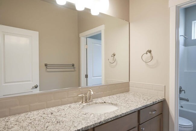 Building Photo - Elegant and Pristine Post Falls Home