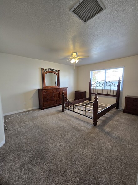 Primary bedroom - queen size bed in photo - 726 W Tyrolean Ct