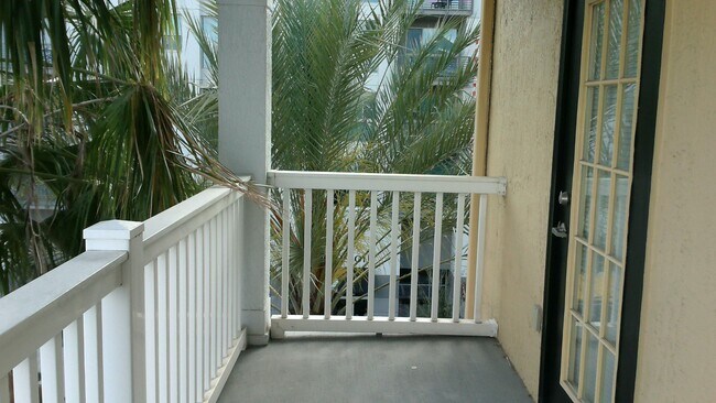 Building Photo - Beautiful 1/1 corner unit with upgraded wood floors a large balcony with an Orange Avenue view.