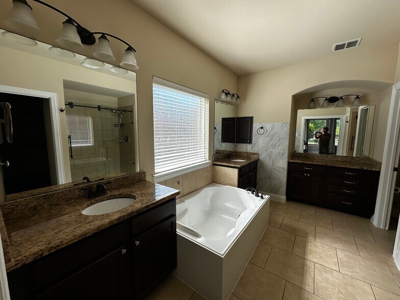 Building Photo - 13172 Deep River Dr