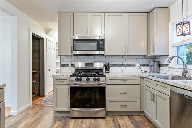 Building Photo - 46 Country Ln