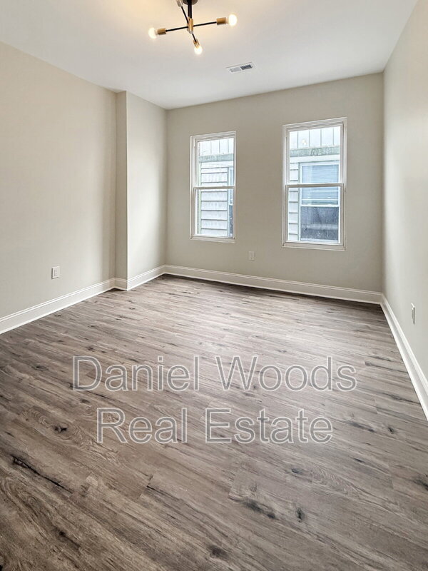 Building Photo - 4813 Chestnut St