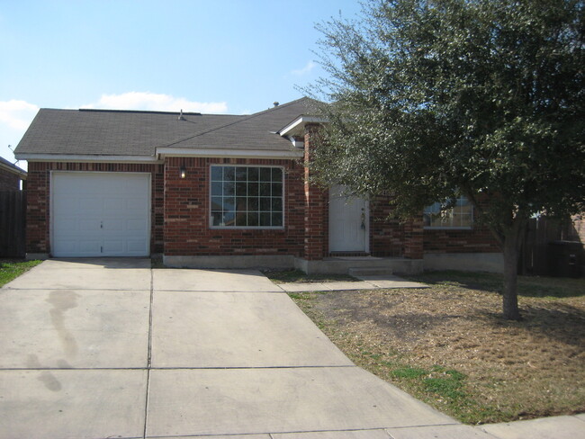 Building Photo - NICE 3 BR HOME W/ COUNTRY KITCHEN*CERAMIC ...