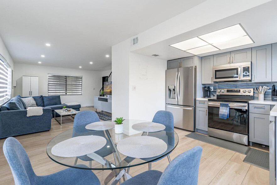 Building Photo - 807-809 Southwest 14th Court-SI FL2-ID1475657P