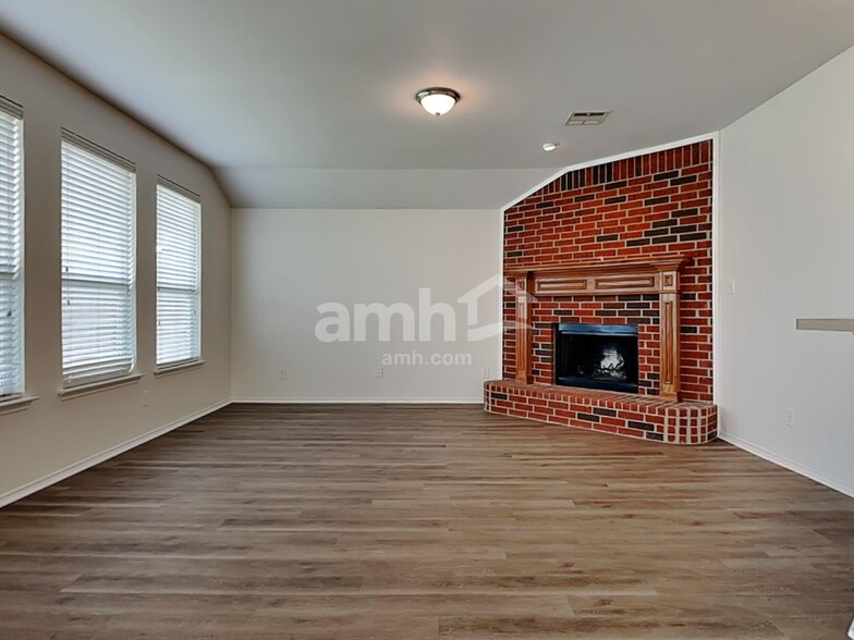 Building Photo - 617 Chestnut Ct