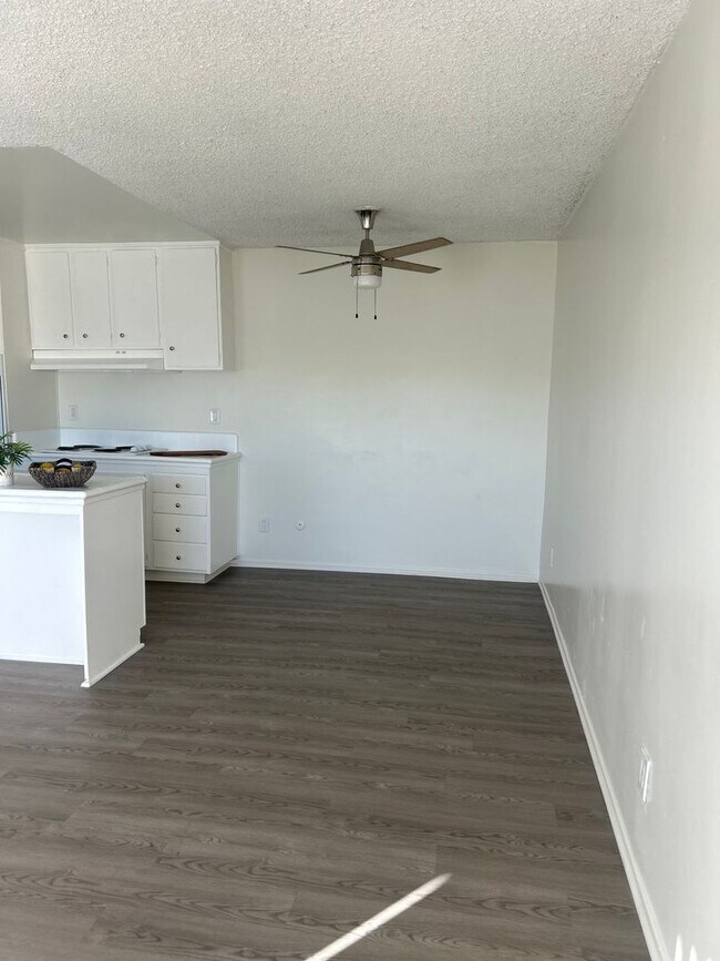 Building Photo - Bright 1 Bed / 1 Bath with Balcony & Pool – Central AC – Pet Friendly!