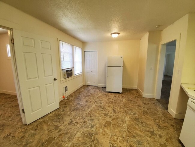 Building Photo - 3 Bedroom Home