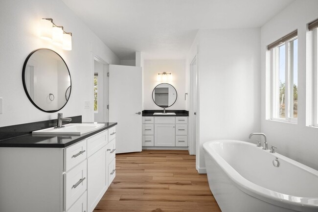 Building Photo - BEAUTIFUL Spacious Modern Grandview Single Level Home!