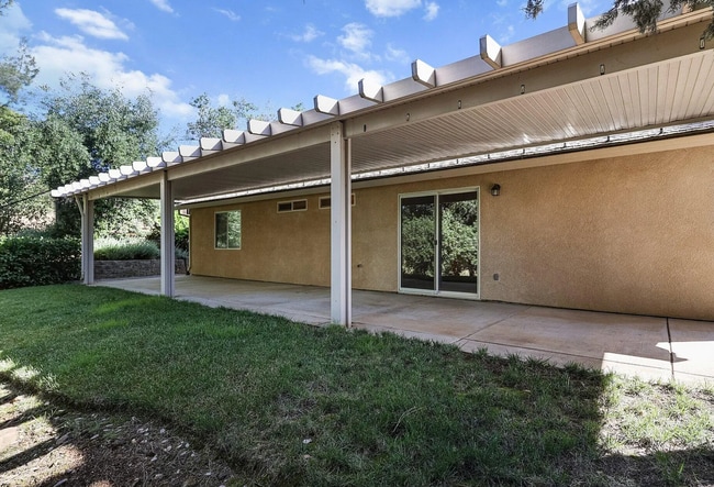 Building Photo - 3-bedroom, 2-bathroom home located in the ...
