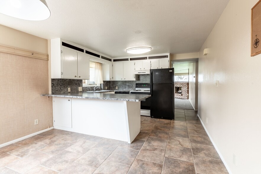 Updated HUGE Kitchen - 815 Orchard Dr