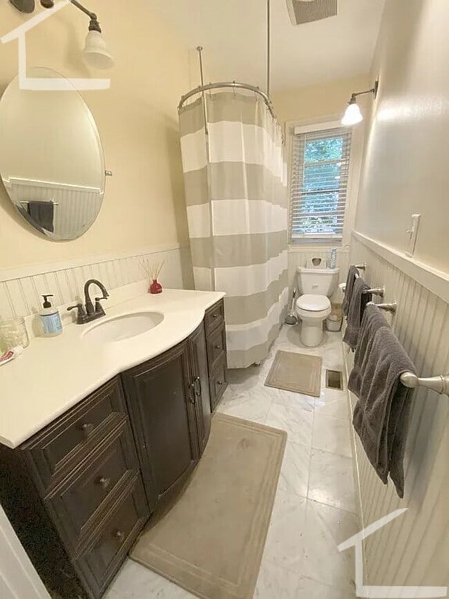 Building Photo - Nicely renovated 3 bed unit with in-unit laundry!