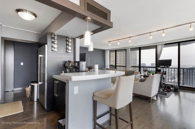 Building Photo - 10 E Ontario St