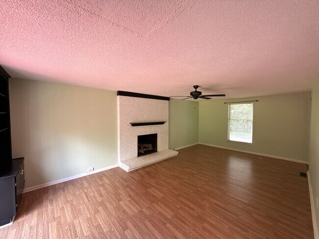 Building Photo - 3-Bedroom Home Close to Ballantyne!