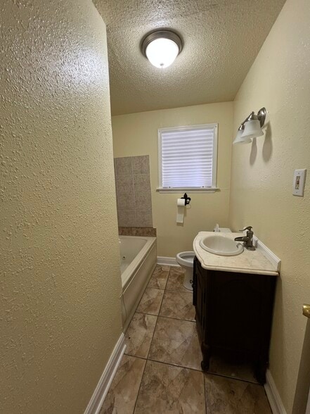 Bath - 3509 Leonidas St