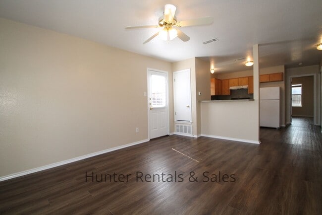 Building Photo - Delightful Townhouse!