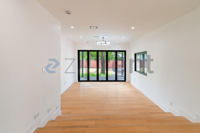Building Photo - Unit