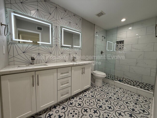 Building Photo - 606 E Royal Palm Square N