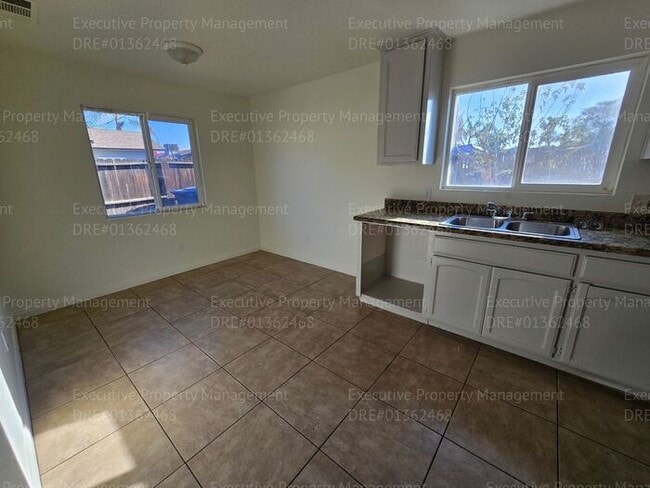 Building Photo - 3 bedroom/ 2 bathroom home