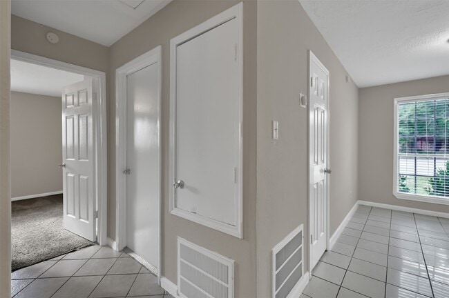 Building Photo - 1018 Surrey Ct