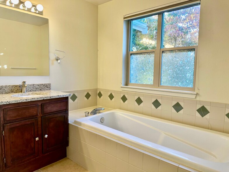 Building Photo - 17449 NE 122nd St