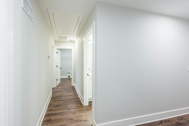 Building Photo - 809/811 Rodeo Lane