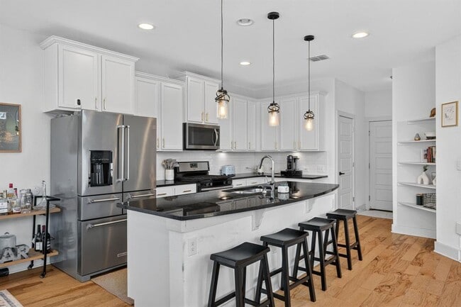 Building Photo - 2206 Hermia St