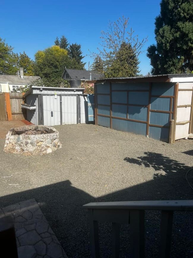 Building Photo - 725 16th Pl SE