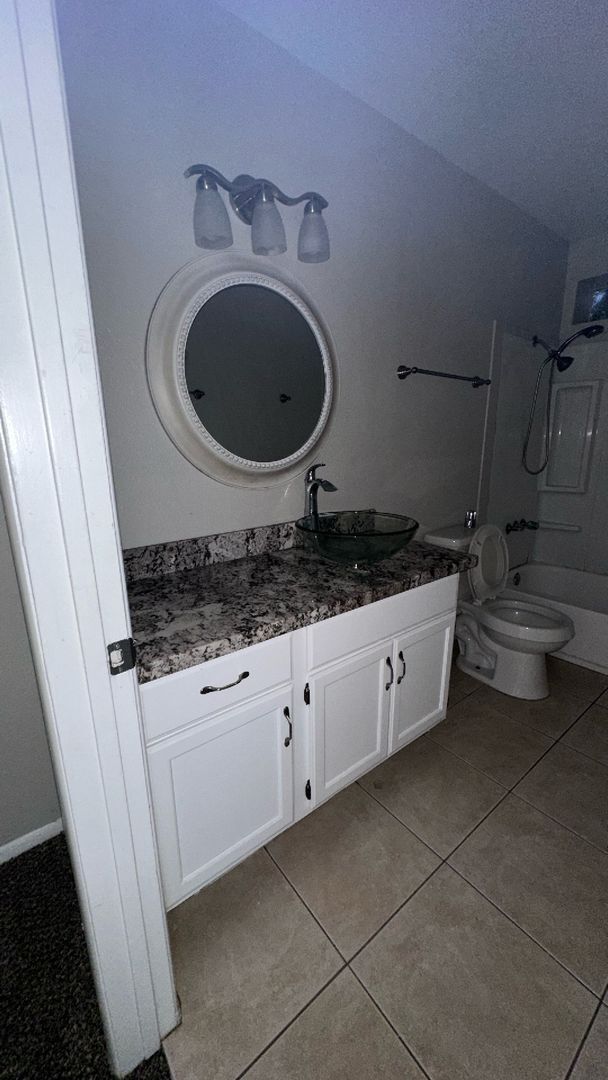 Building Photo - Updated 2 Bed/1 Bath Condo at 43rd Ave & I...