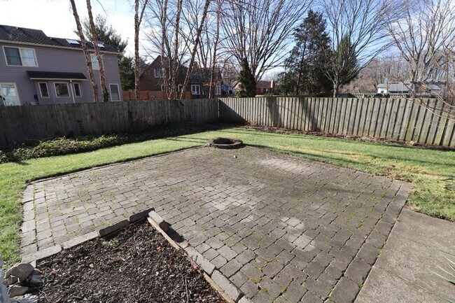 Building Photo - Beautiful Home on Cul-de-Sac with Large Fe...