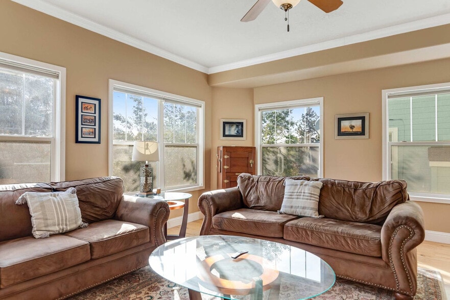 Building Photo - 1433 E Hays St