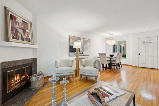 Building Photo - Delightful 3/3bth End-Unit Townhouse in Ce...