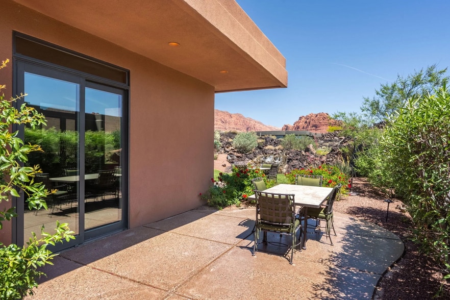 Alfresco Breakfast Patio Steps From Kitchen Slider - 1500 E Split Rock Dr